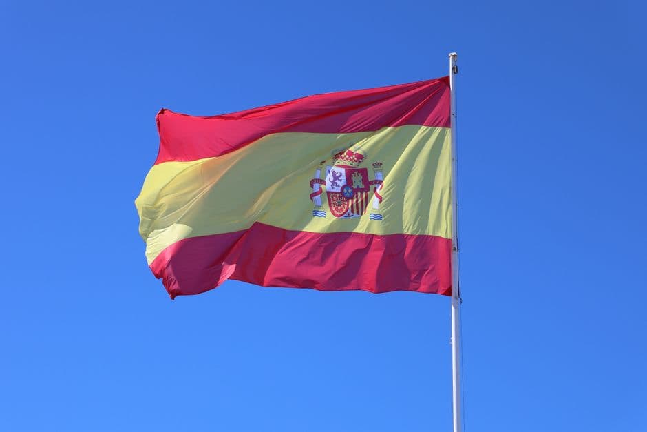 Bandera de España ondeando en el cielo, en la sala de chat de Atarfe
