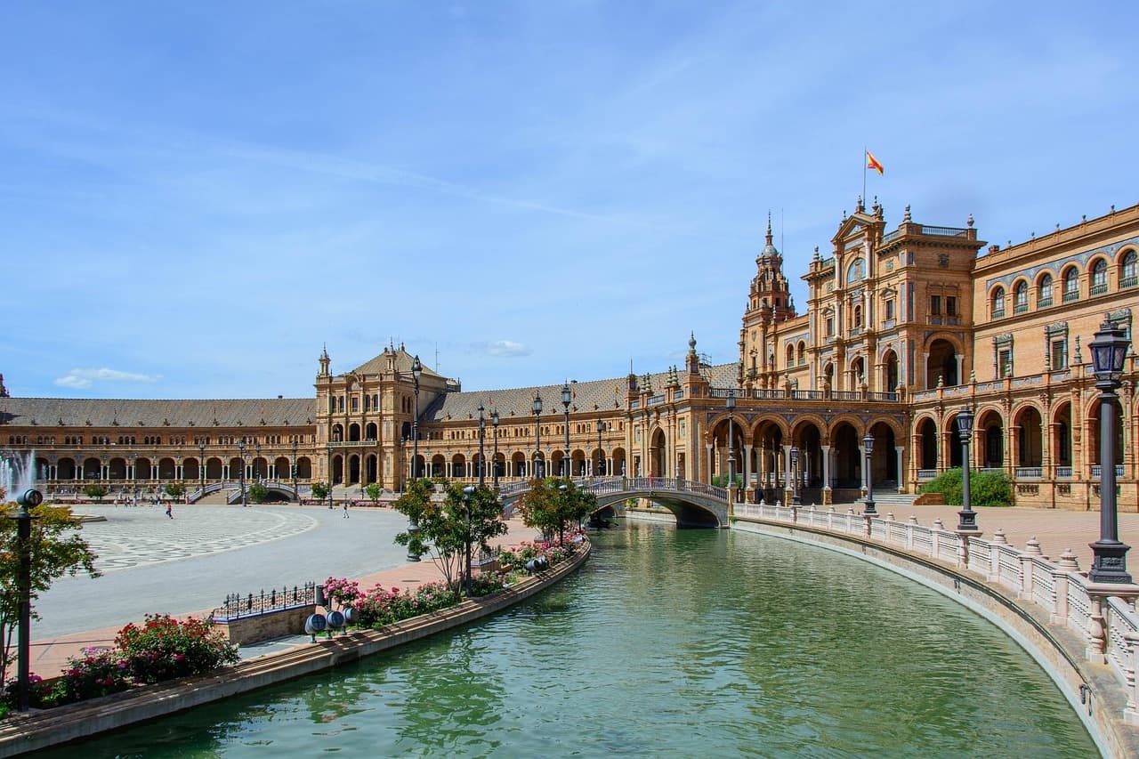 Plaza urbana con edificios históricos, en la sala de chat de Huércal-Overa
