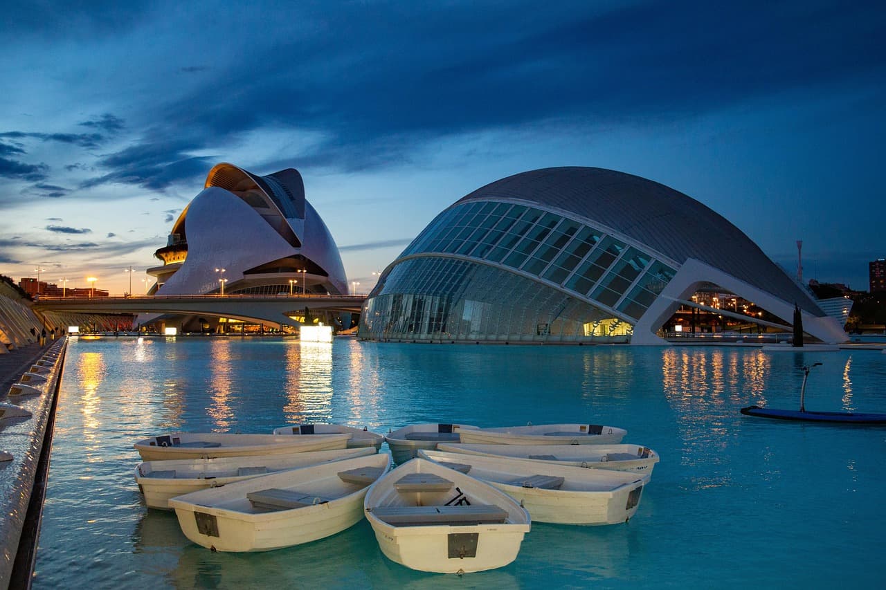 Vista de Valencia con edificios modernos y cielo azul, en el chat de Baza