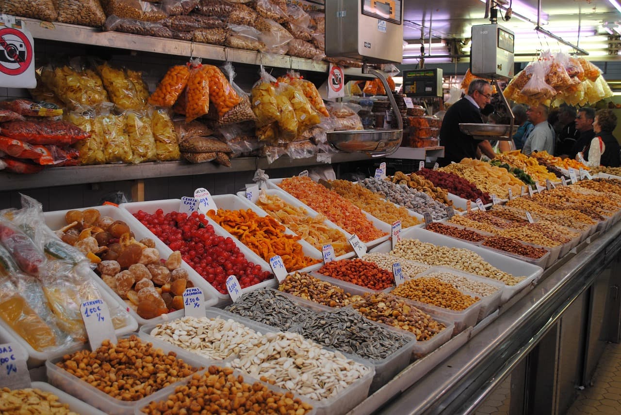 Mercado de especias colorido con alimentos y cocina tradicional, en el chat de Baza