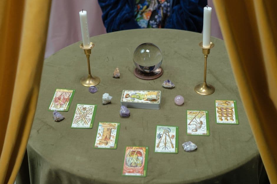Cartas de tarot y una bola de cristal sobre una mesa, en la sala de chat de Tarot