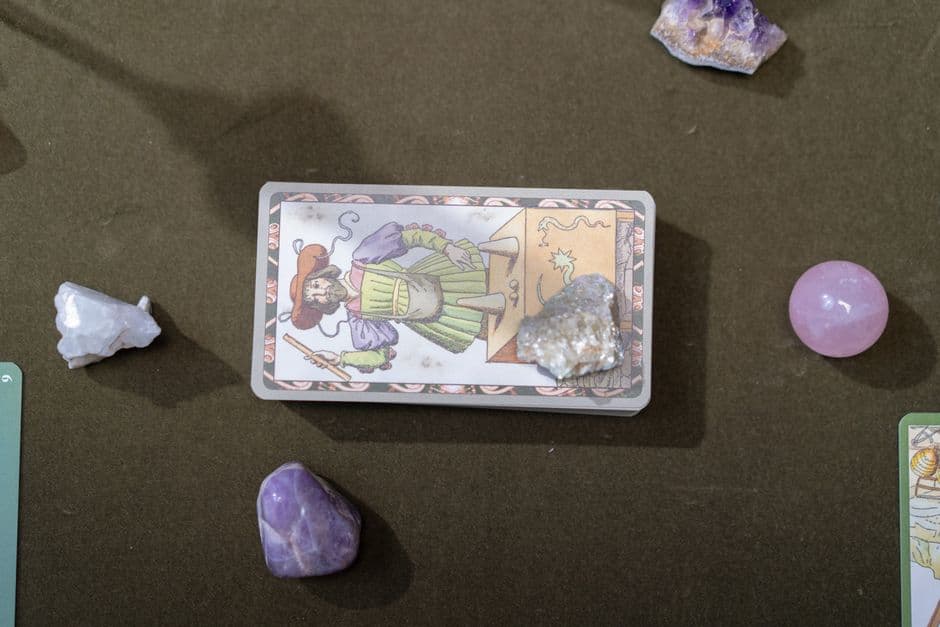 Cartas de tarot sobre una mesa, en la sala de chat de Magia