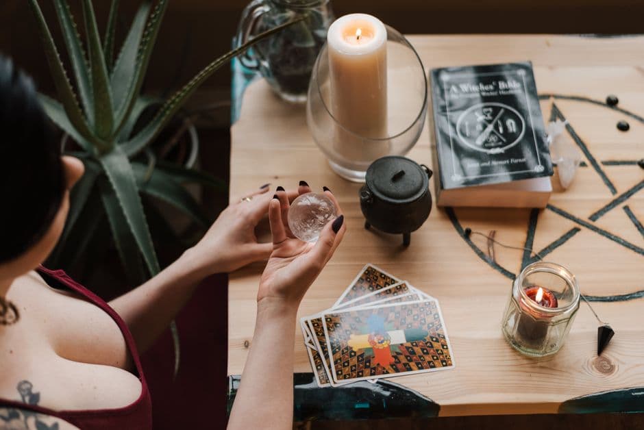 Adivina con bola de cristal y cartas, en la sala de chat de Parapsicología