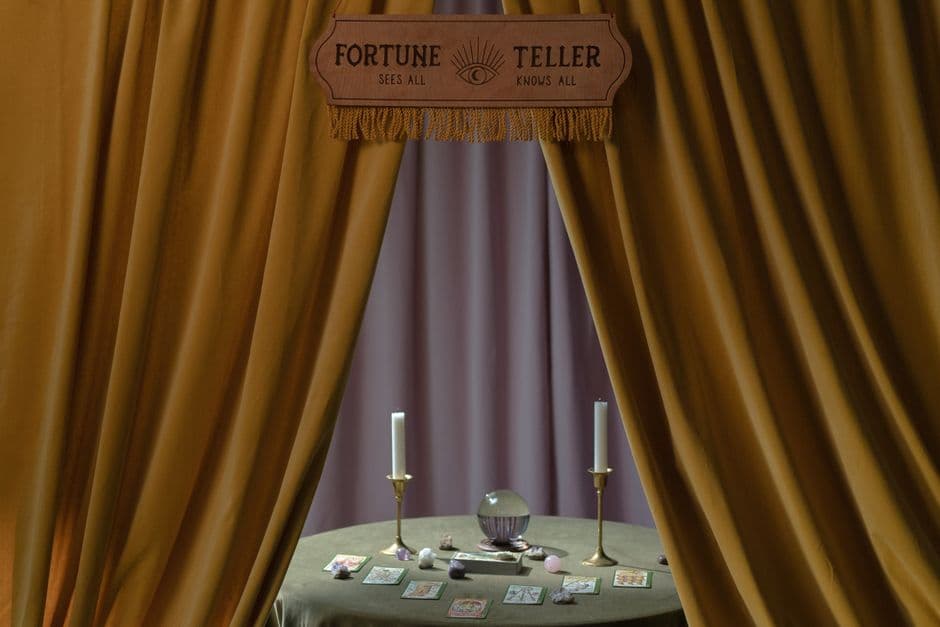 Mesa de tarot, bola de cristal y velas, en la sala de chat de Videntes