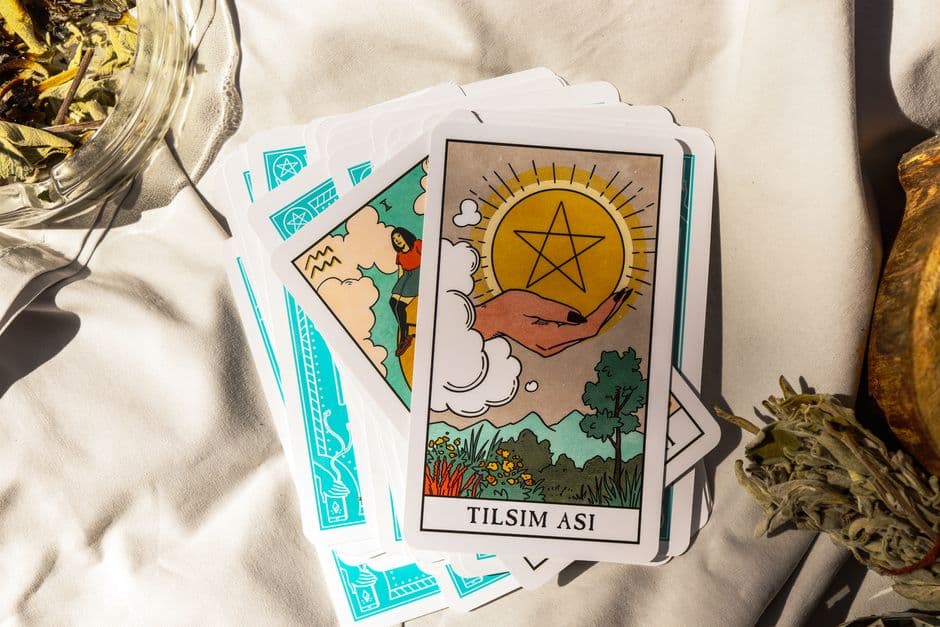 Cartas de tarot sobre un paño blanco, en la sala de chat de Ocultismo
