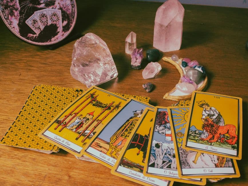 Cartas de tarot, cristales y bola cristal en mesa, en la sala de chat de Astrología