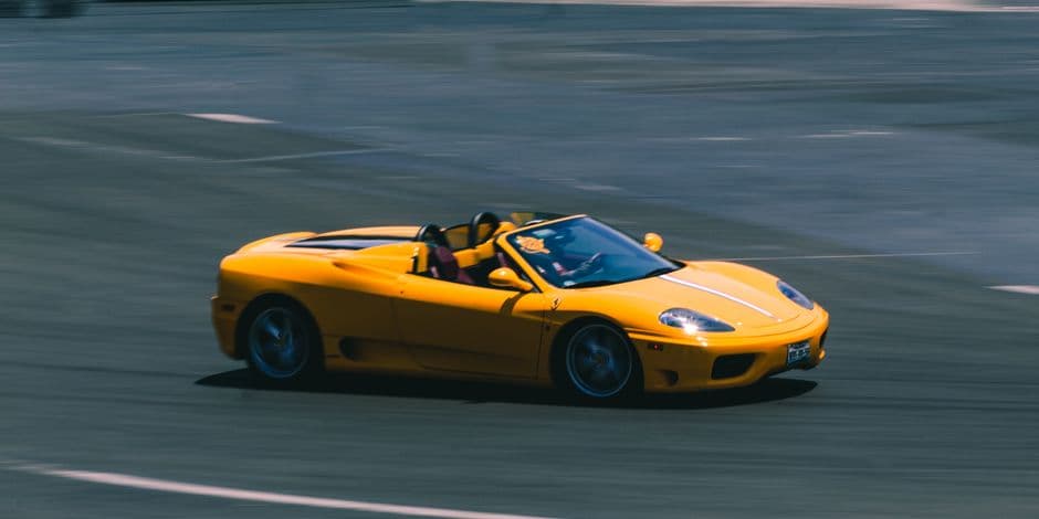 Coche deportivo rojo en pista de carreras, en la sala de chat de Mecánica