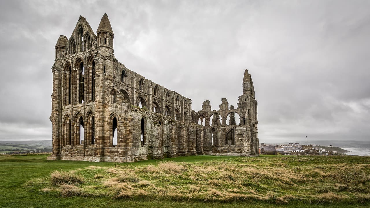 Ruinas antiguas de un monasterio abandonado, en la sala de chat de Historia