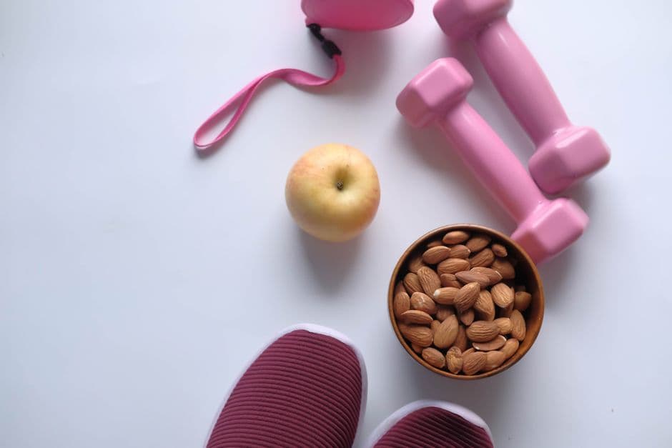 Mancuernas rosas junto a una manzana, en la sala de chat de Yoga
