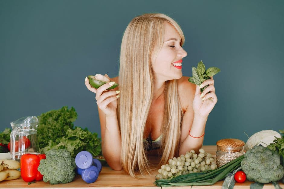 Mujer rubia preparando una ensalada con verduras frescas, en la sala de chat de Meditación