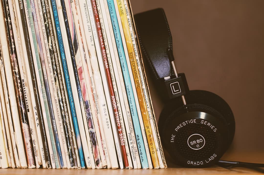 Auriculares inalámbricos apoyados sobre una pila de libros, en la sala de chat de Música