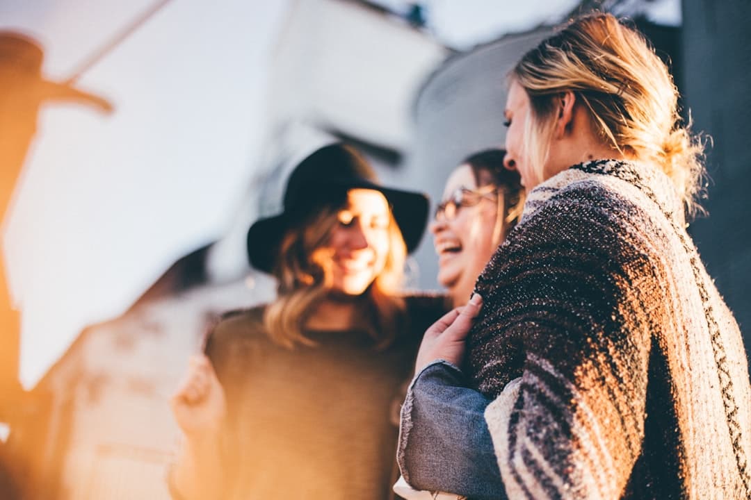 Amigos riendo aire libre bajo sol, en la sala de chat de Hispanos en Estados Unidos
