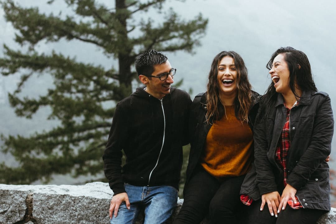 Hombre sentado junto a dos mujeres sonriendo, en la sala de chat de Bizkaia