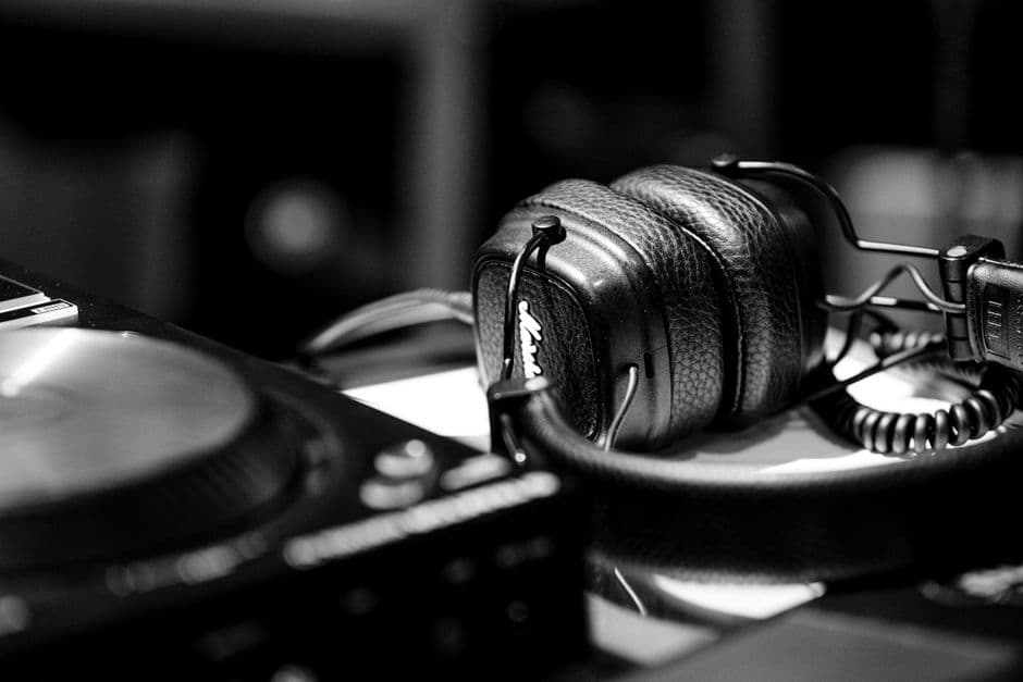 Auriculares sobre vinilo vintage, detalle de almohadillas y cable, en la sala de chat de Radio
