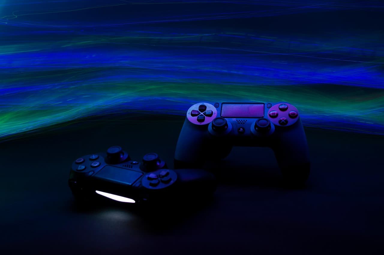 Consola de juegos Sony con mandos de videojuegos, en la sala de chat de Videojuegos