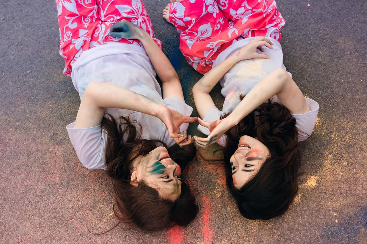 Un grupo de mujeres amigas riéndose juntas, en la sala de chat de Maroc
