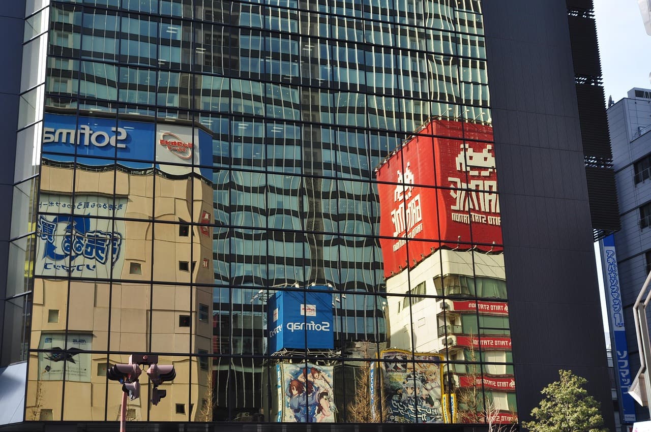 tienda de cómics en Akihabara con letreros de anime, en la sala de chat de Anime