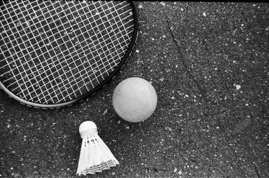 Raquetas, pelotas y red de tenis sobre asfalto rugoso, en la sala de chat de Box