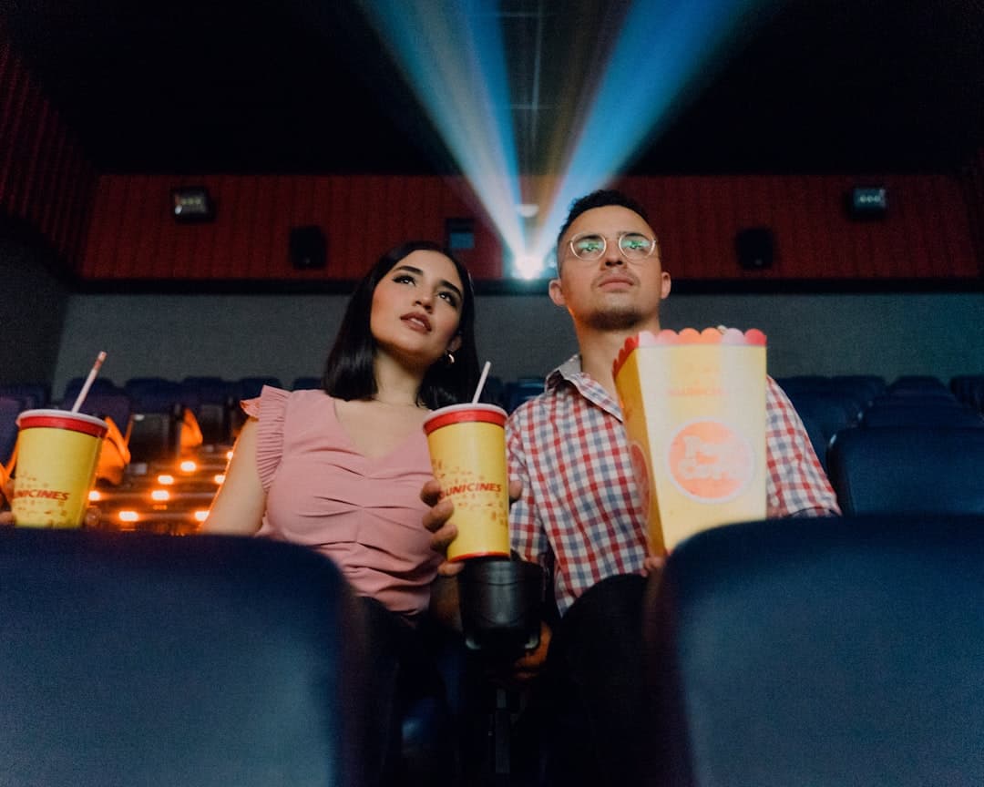 Mujer en silla azul de cuero con vasos blanco y rojo, en el chat de Cine