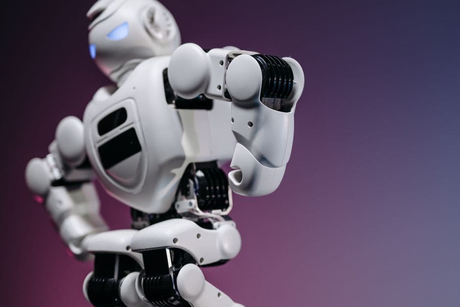 Robot de juguete blanco sobre fondo rosa y púrpura, en la sala de chat de Deepseek