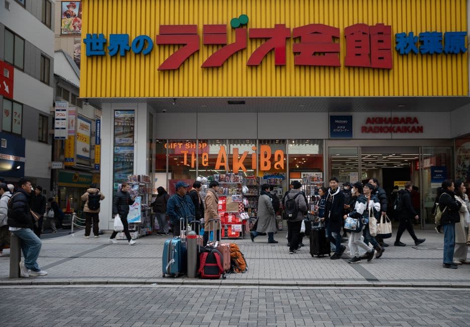 Compradores abarrotan la calle frente a tiendas Akihabara, en el chat de Fullmetal Alchemist: Brotherhood