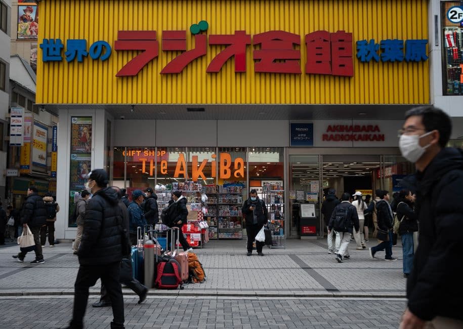 Compradores recorren tiendas anime y manga en Radio Kaikan, en la sala de chat de Steins;Gate