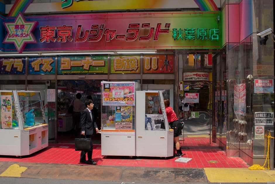 Arcade de Tokio con neón y máquinas alineadas, en la sala de chat de One Piece