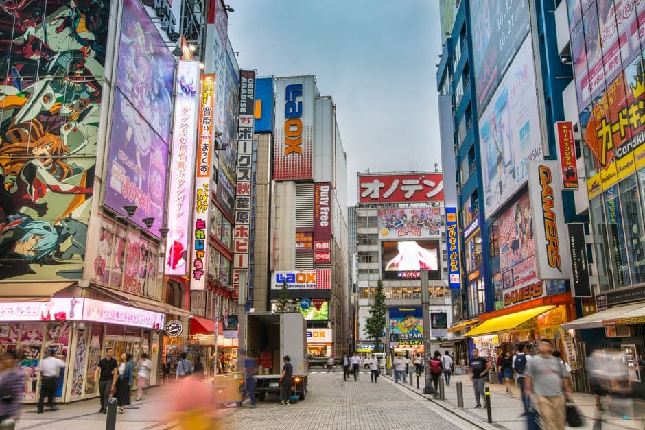 Calle concurrida de Akihabara con multitud de peatones, en la sala de chat de Monster