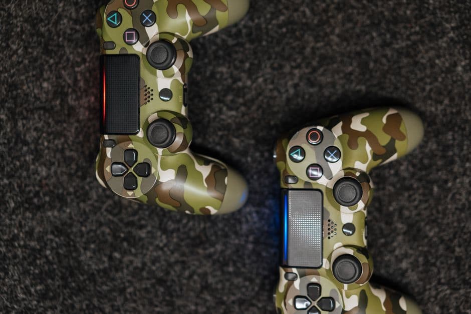 Mandos camuflados sobre fondo negro, en la sala de chat de The Last of Us