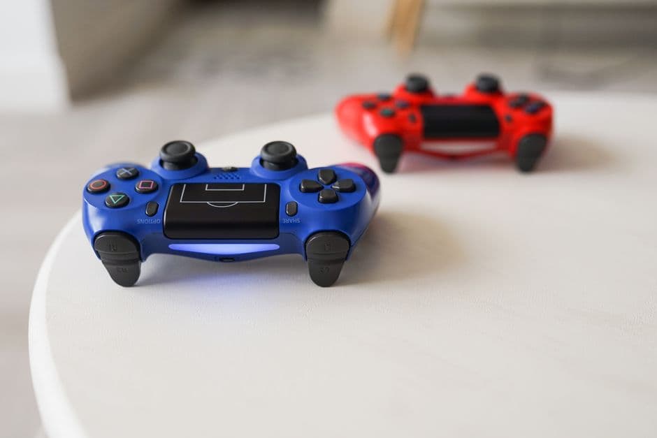 Controlador de videojuegos sobre mesa iluminada, en la sala de chat de Sekiro: Shadows Die Twice