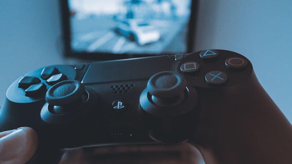 Control inalámbrico negro DualShock PS4, en la sala de chat de God of War Ragnarök