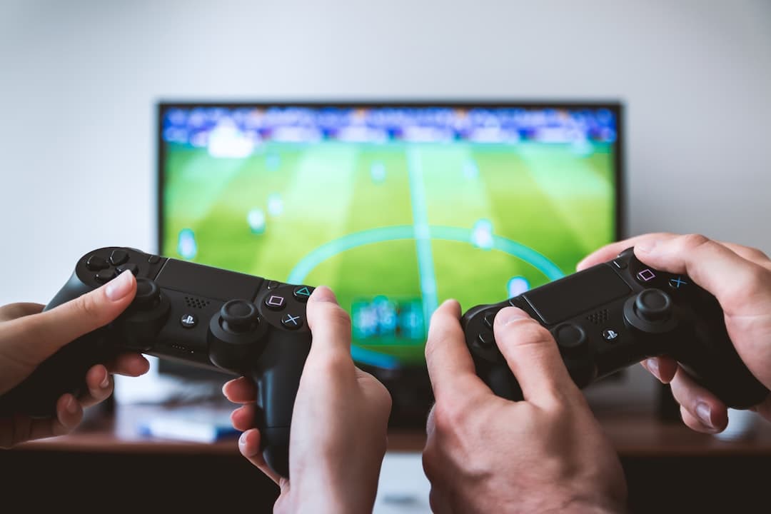 Dos personas juegan con un mando de PS4, en la sala de chat de Doom Eternal