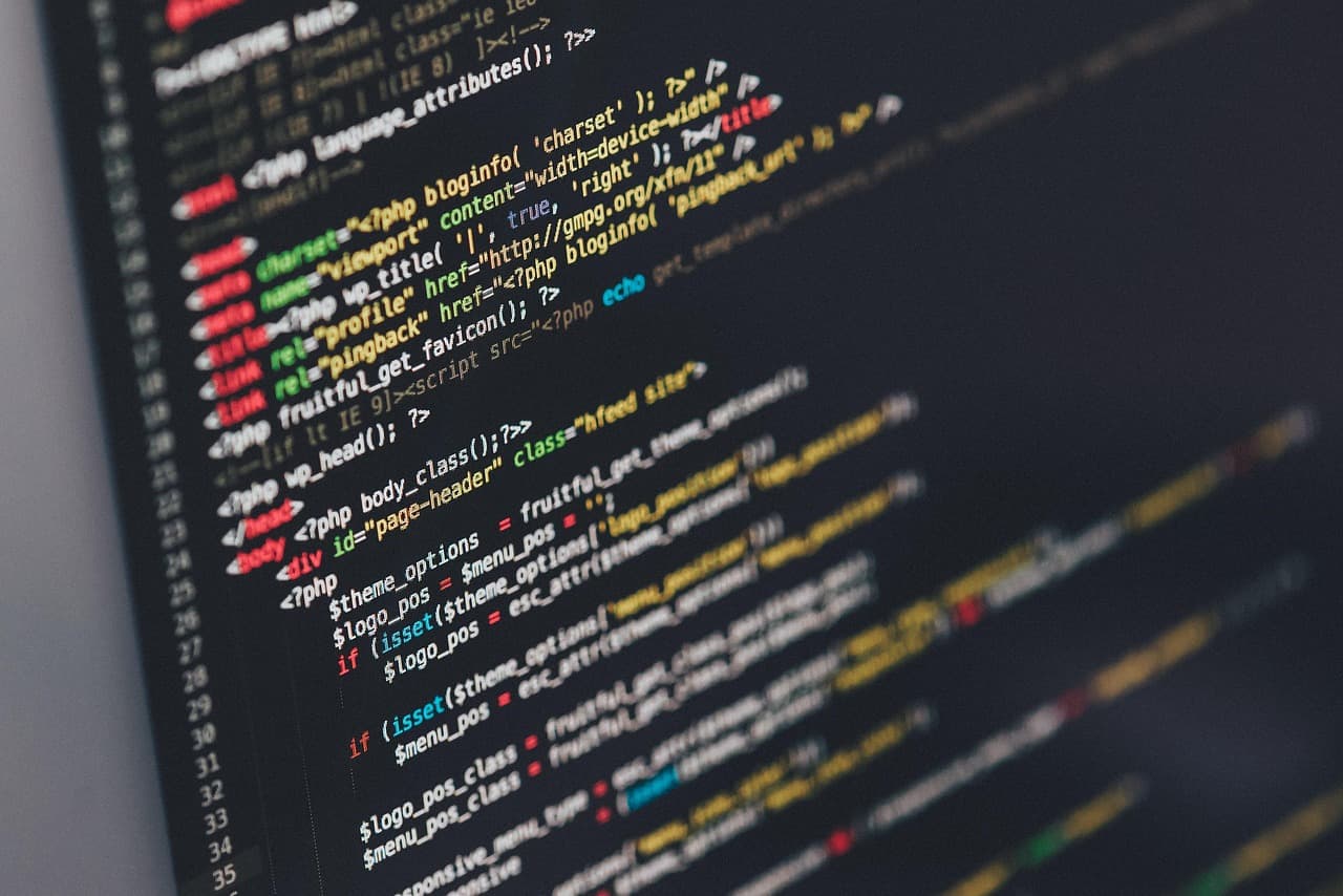 Código en pantalla de computadora, en la sala de chat de Programación