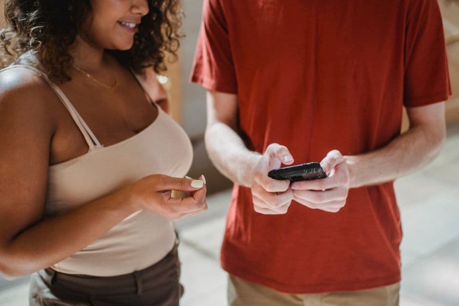 Chico anónimo comparte smartphone con novia étnica, en la sala de chat de Telegram