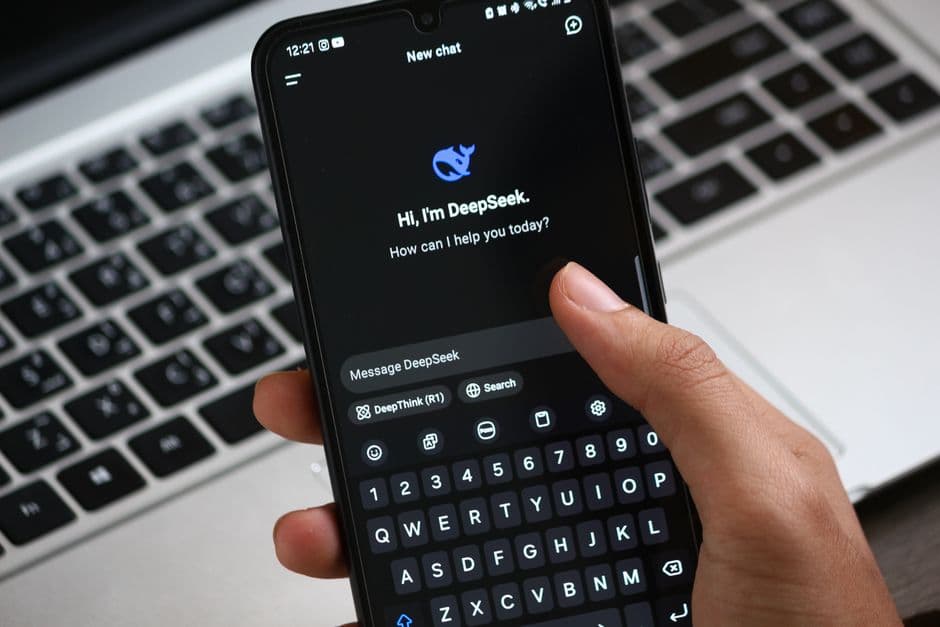Pantalla con chat de Deepseek AI, en la sala de chat de Telegram Valencia
