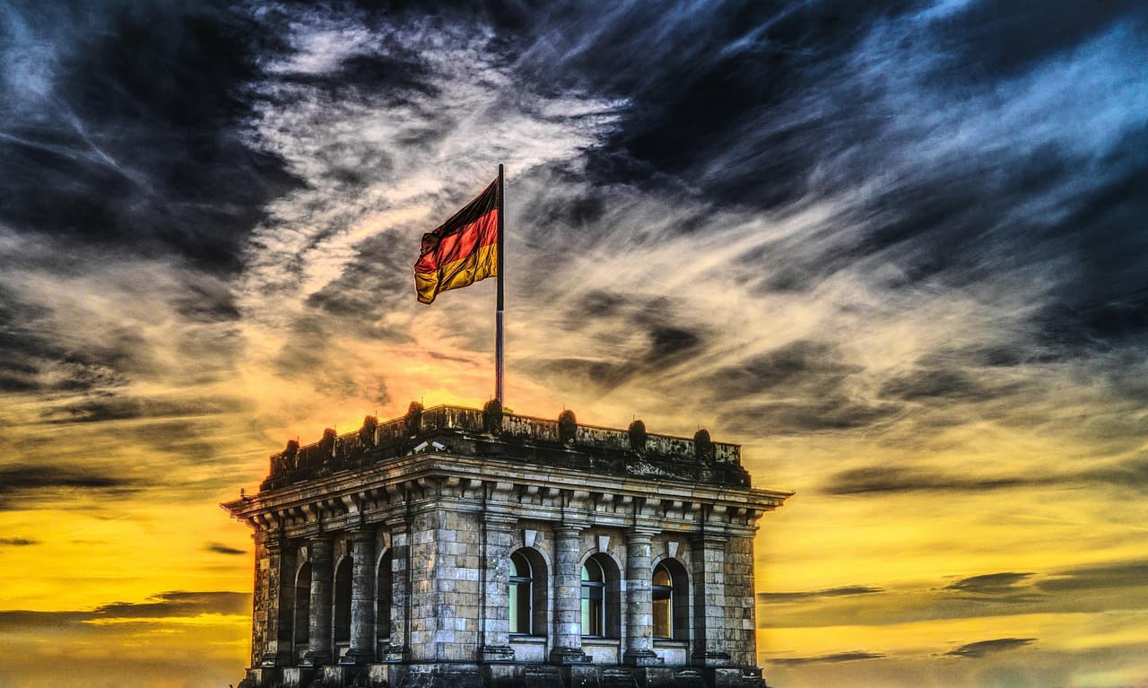 Bandera alemana en el edificio del Bundestag, en la sala de chat de Política