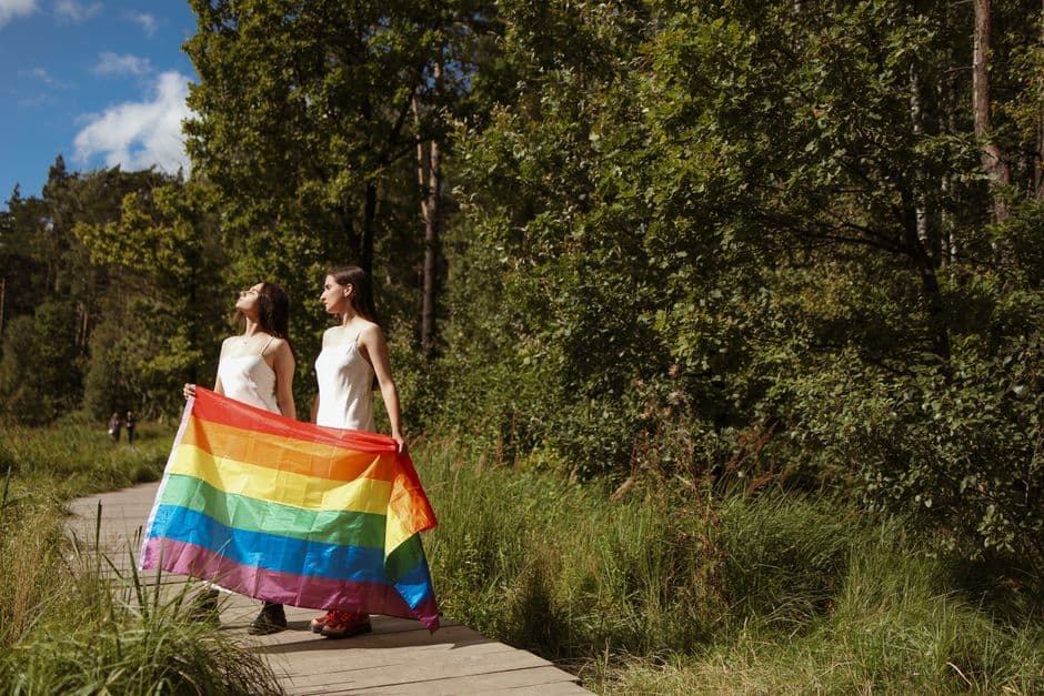 Mujeres con vestidos blancos en la sala de chat de Chueca Valencia
