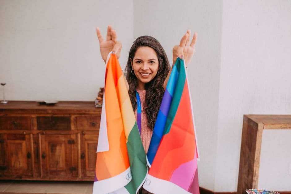 Mujer sosteniendo un par de tela colorida, en la sala de chat de Chueca Bilbao