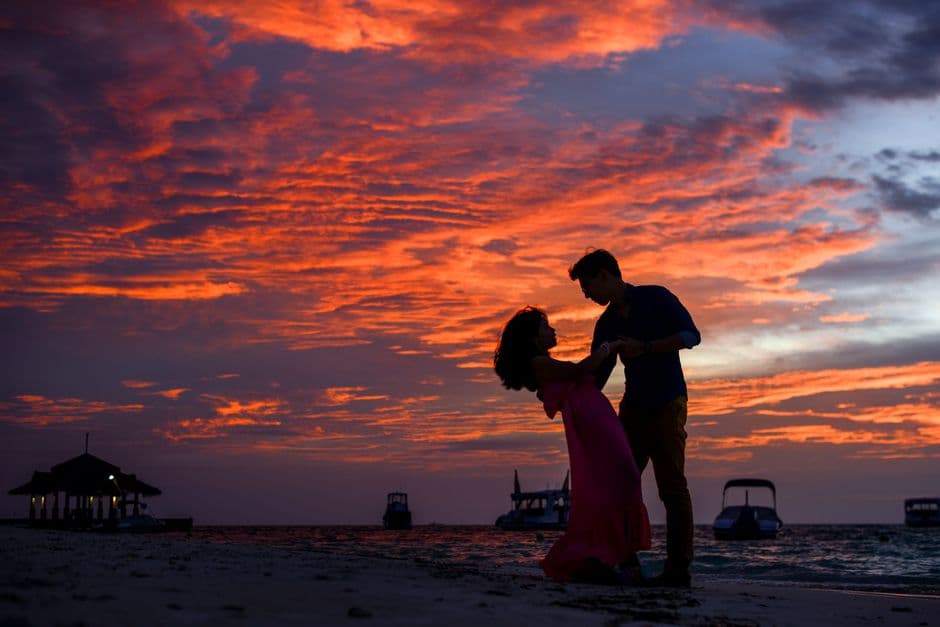 Silhoueta de pareja romántica en la playa al atardecer, en la sala de chat de Sumisión
