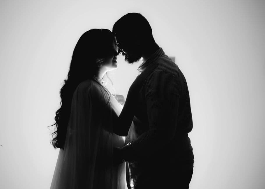 Silueta de una pareja romántica abrazada, en la sala de chat de Amos y sumisas