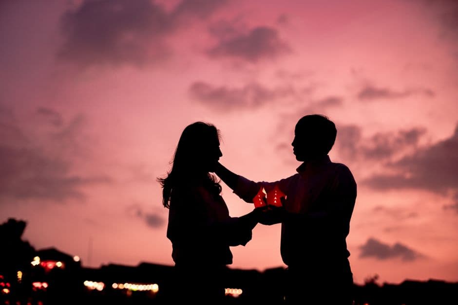 Silhoueta de una pareja romántica con farol, en la sala de chat de BDSM Argentina