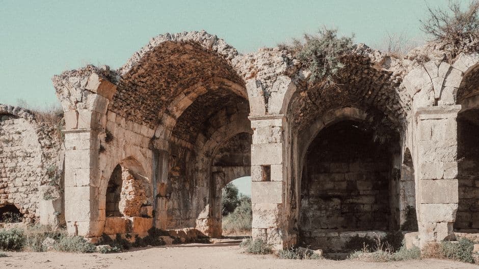 Ruinas de piedra con arcos y muros desgastados, en el chat de Cultura