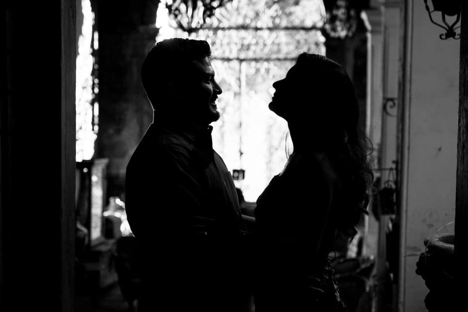Pareja en blanco y negro mirándose a los ojos, en la sala de chat de Maduritos