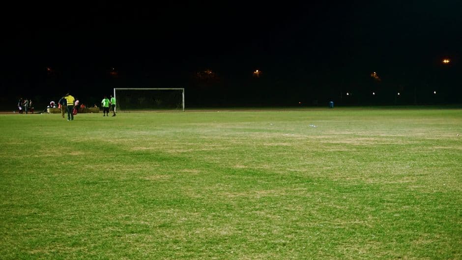 Grupo de personas en campo de fútbol, en la sala de chat de Real Madrid