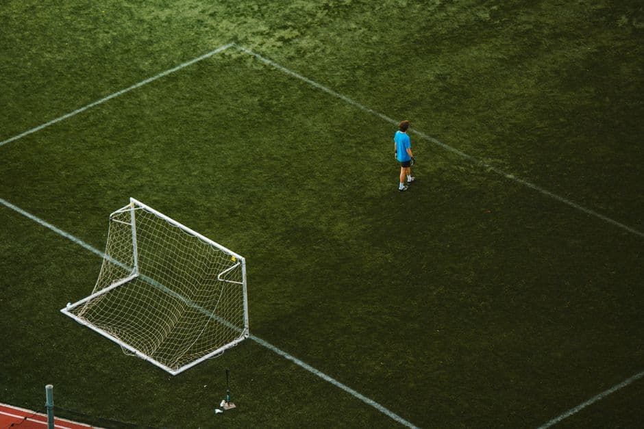 Un hombre juega fútbol en un campo verde, en la sala de chat de Real Sociedad
