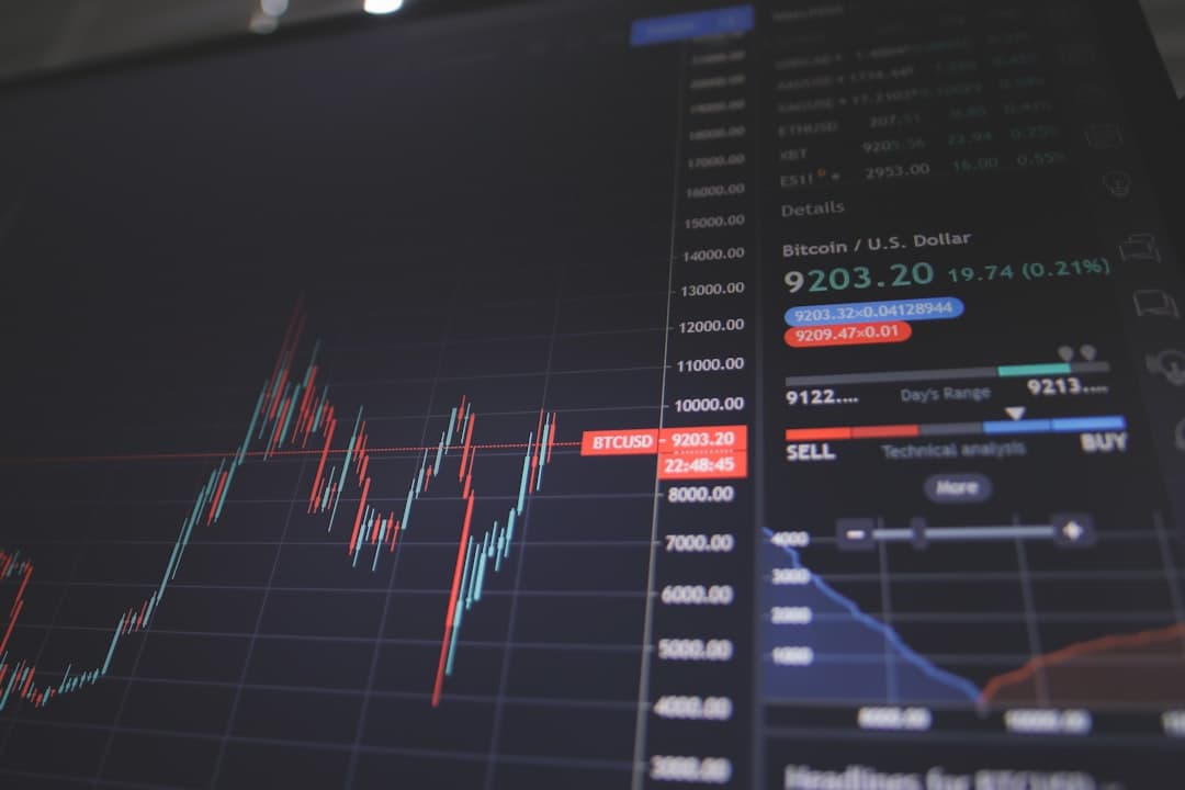 Pantalla con gráfico de Bitcoin en velas verdes y rojas, en el chat de Economía