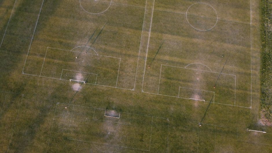 Campo de fútbol verde con marcas blancas visto desde dron, en el chat de CA Osasuna