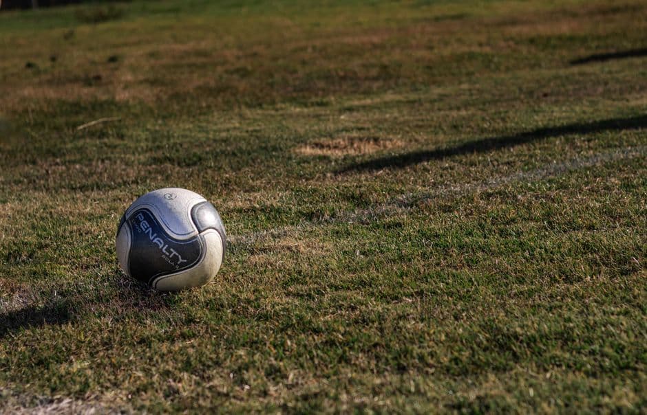 Una pelota de fútbol sobre el césped verde, en la sala de chat de Getafe CF