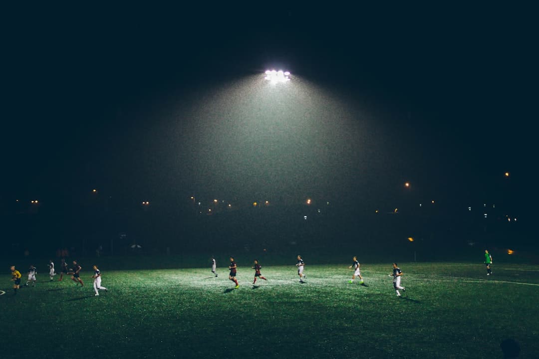 Grupo jugando fútbol en campo verde, en la sala de chat de Rayo Vallecano