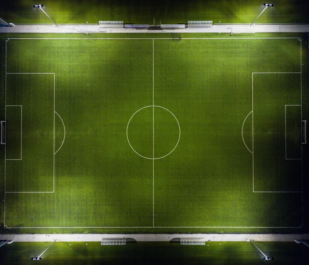 Vista aérea de un campo de fútbol verde, en la sala de chat de RCD Mallorca